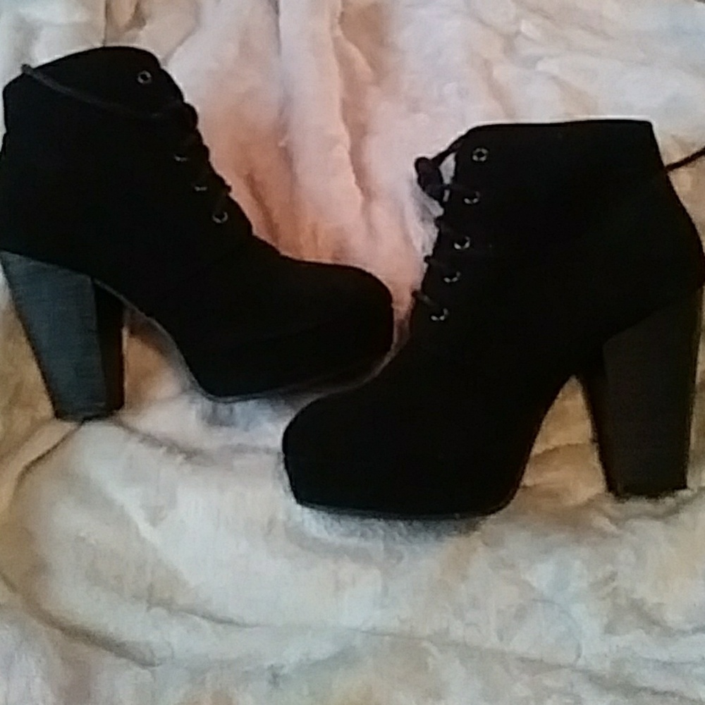 Black heeled boots